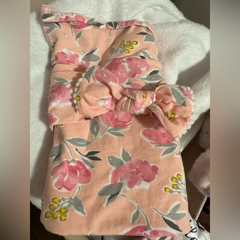 3 Swaddle blanket and bow bundle